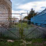 Lasciamo ora la chiesa e proviamo a recarci sul retro della masseria servendoci di un varco nella recinzione